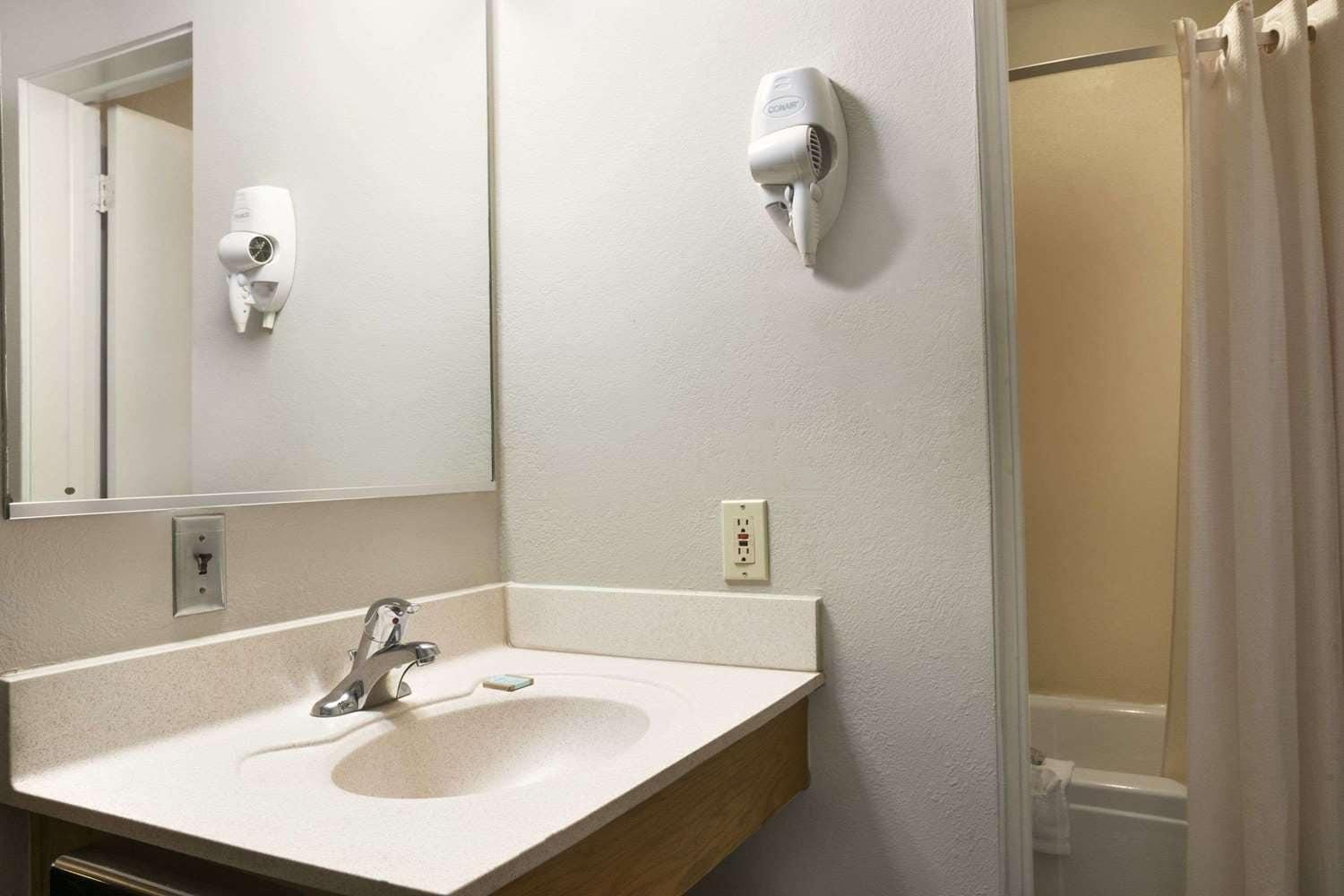 Travelodge By Wyndham Romulus Detroit Airport Esterno foto