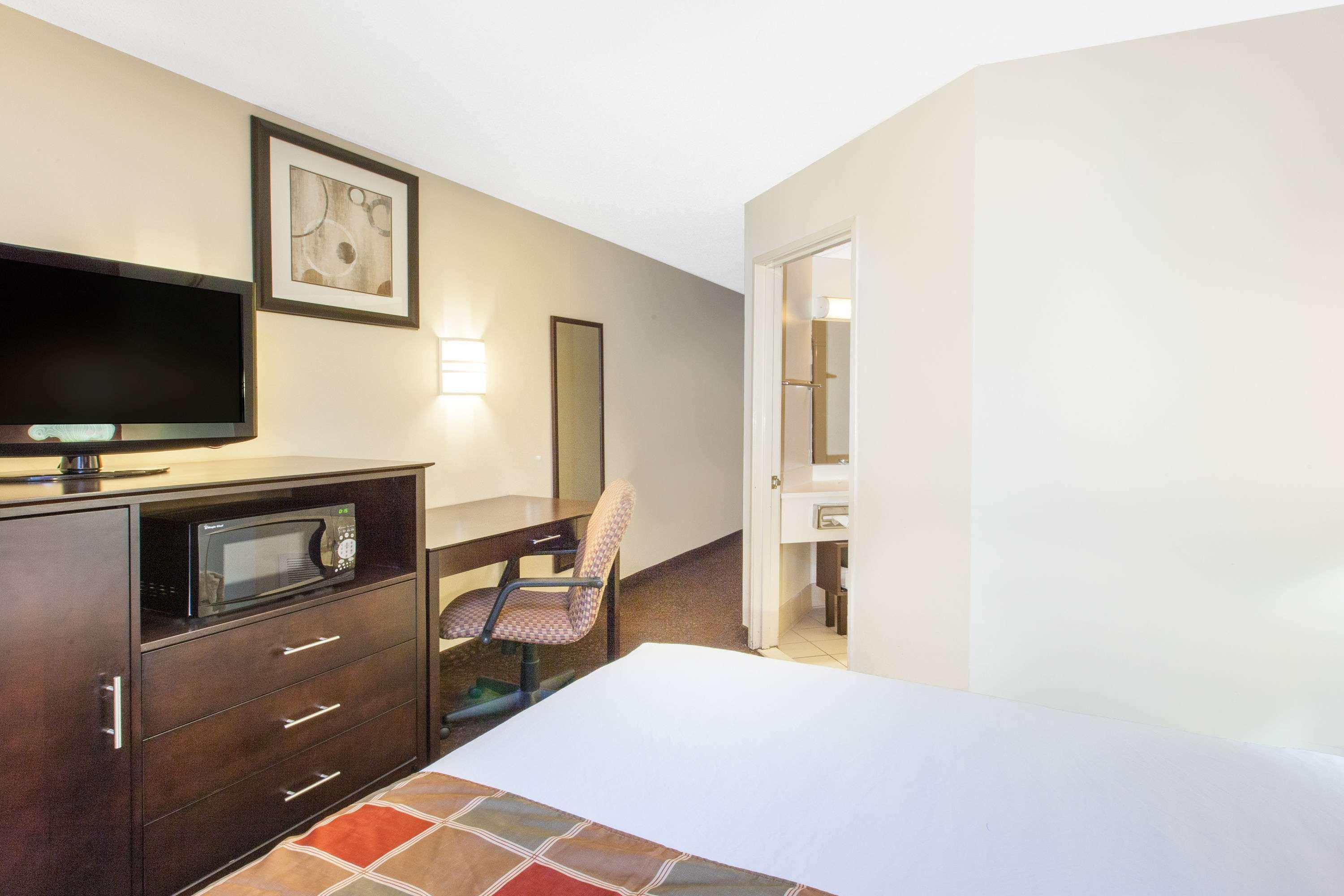 Travelodge By Wyndham Romulus Detroit Airport Esterno foto