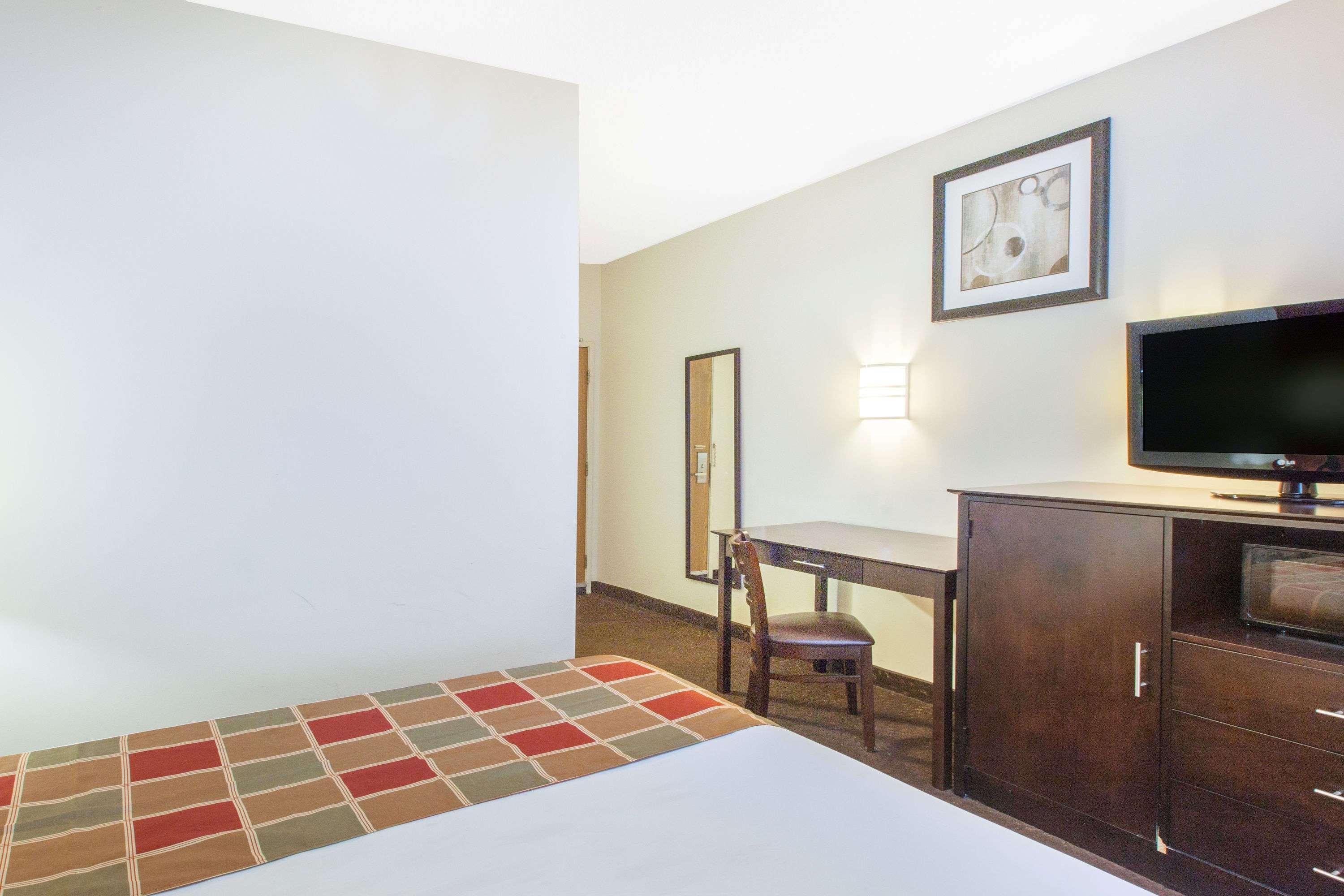 Travelodge By Wyndham Romulus Detroit Airport Esterno foto