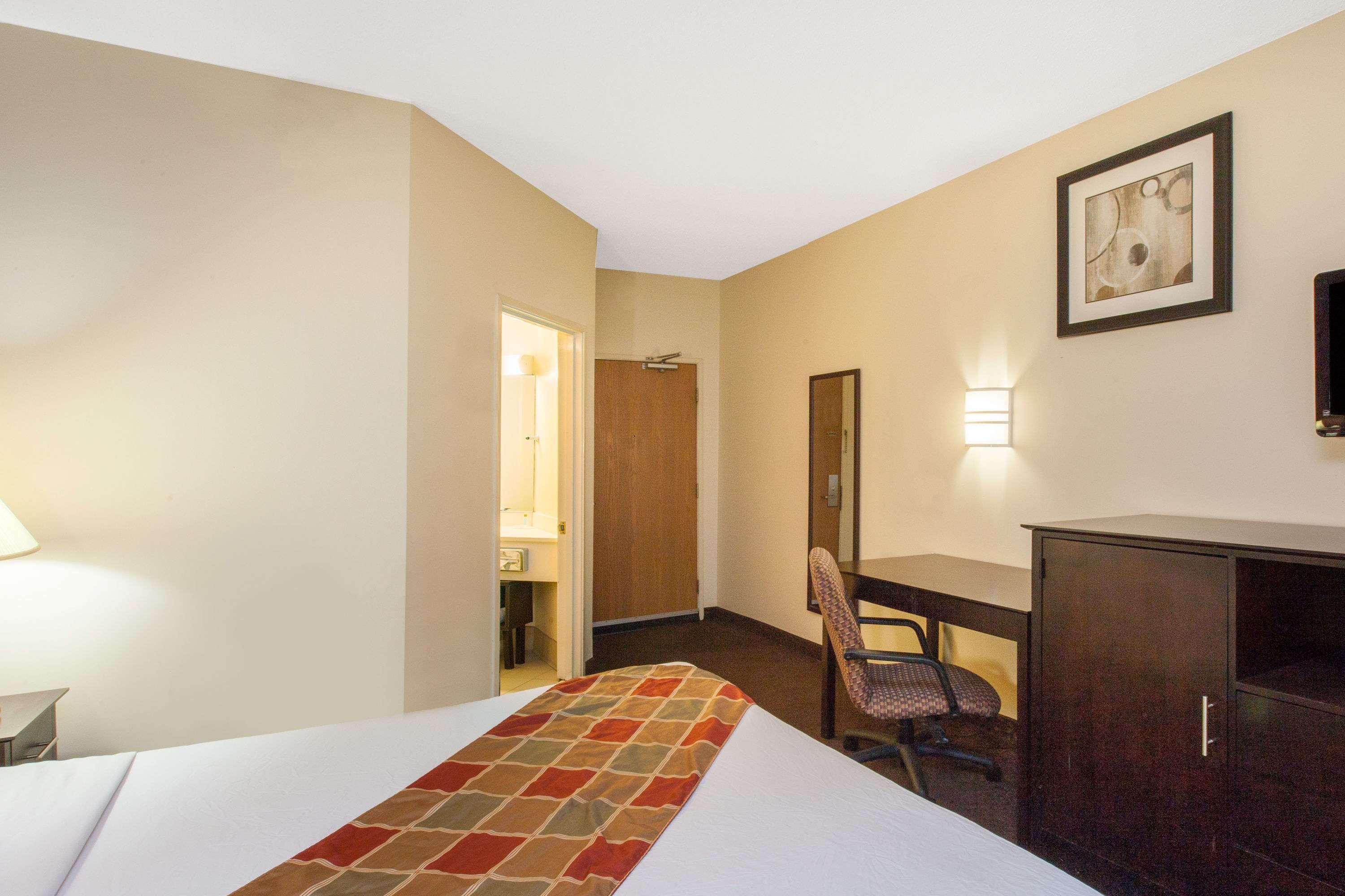 Travelodge By Wyndham Romulus Detroit Airport Esterno foto